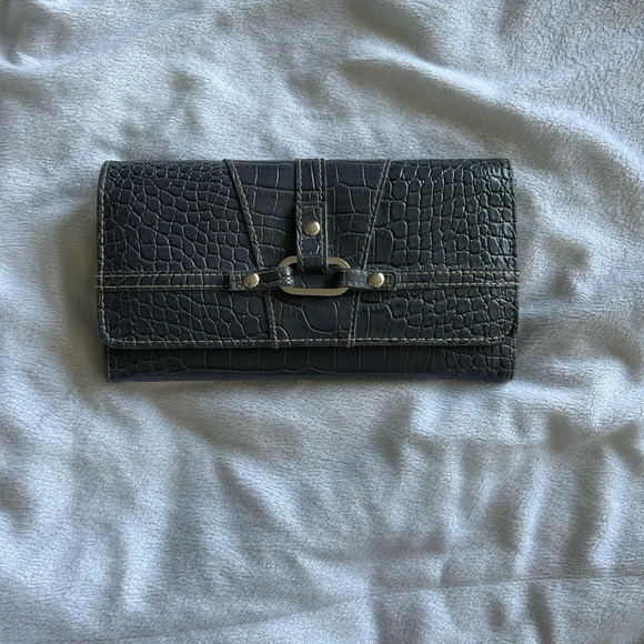 Textured‎ Wallet - Picture 1 of 3